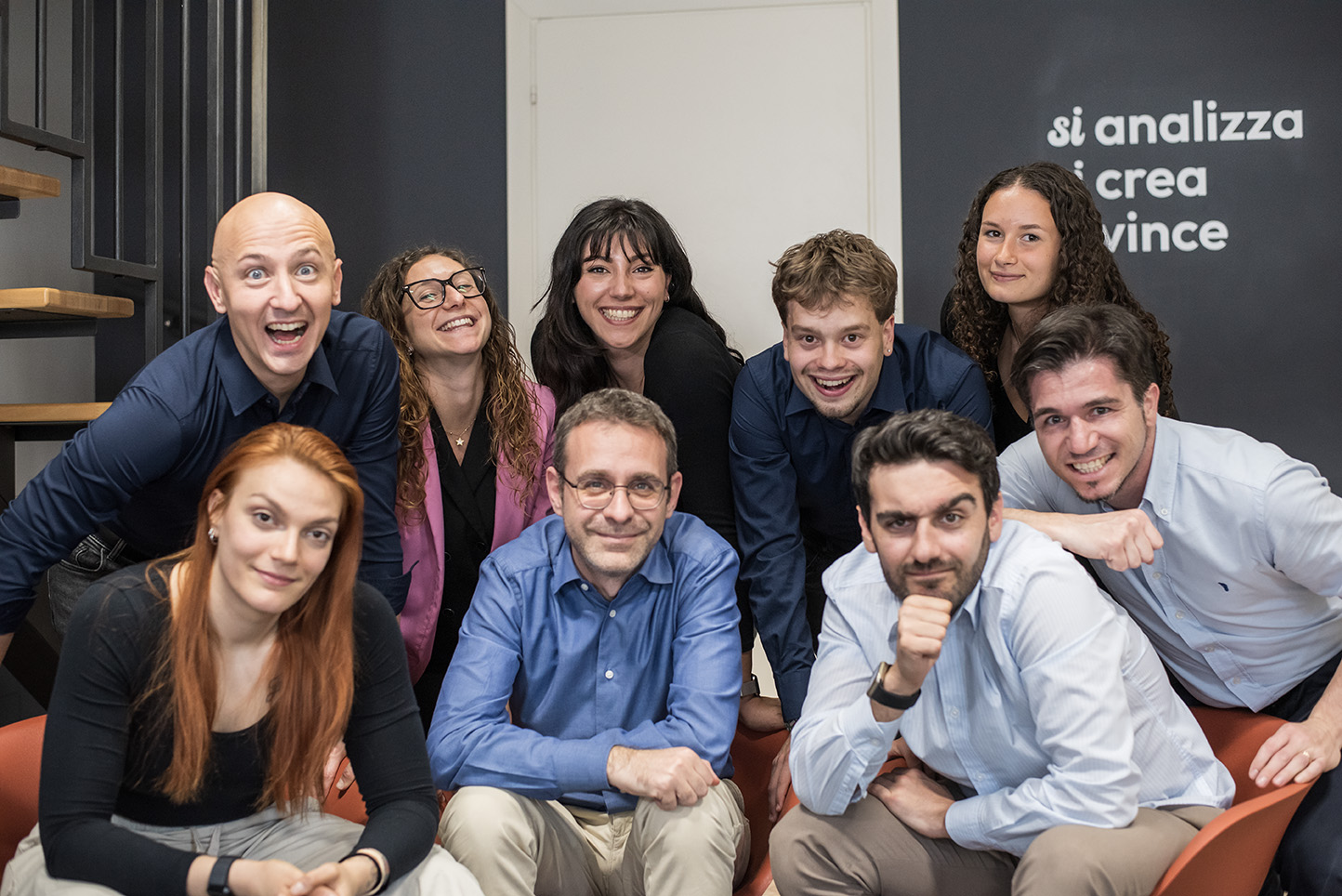 Il team di Studio Indaco al lavoro tra concentrazione e divertimento