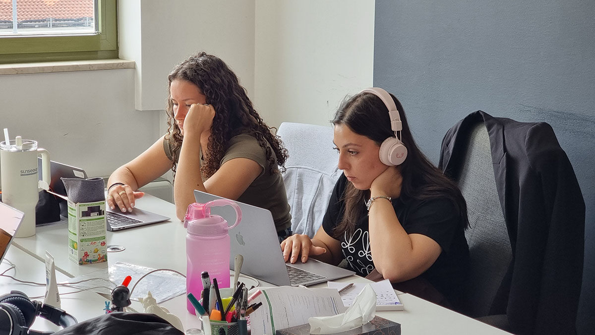 Stagiste di Studio Indaco al lavoro